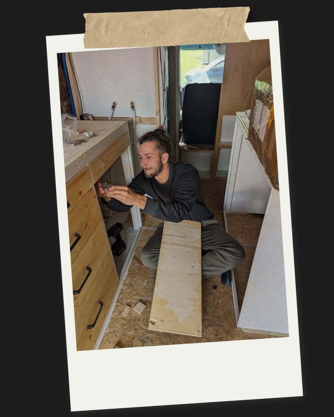 Gaël travaillant dans le van en construction