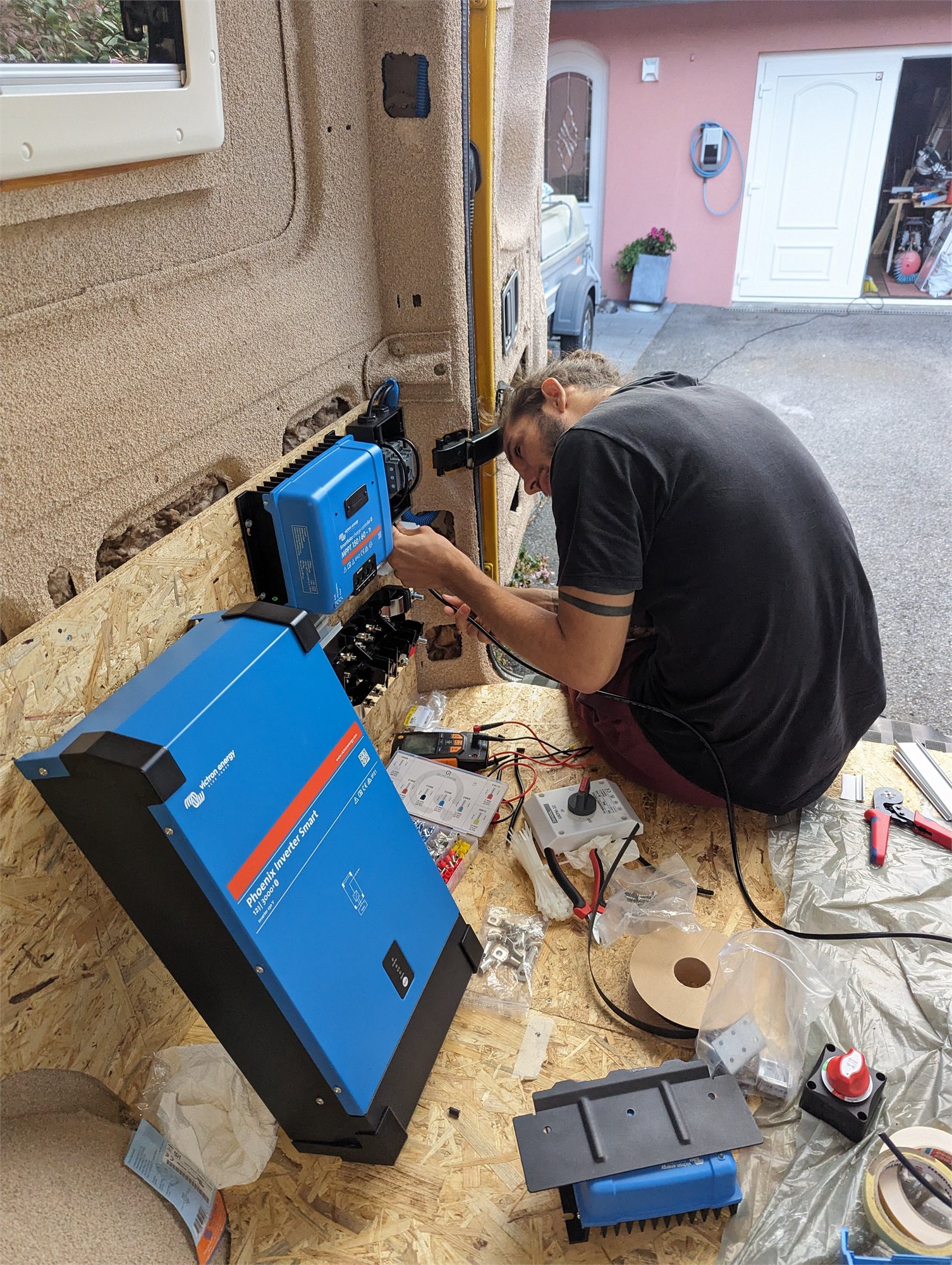 Gaël installe les équipements électriques dans le van