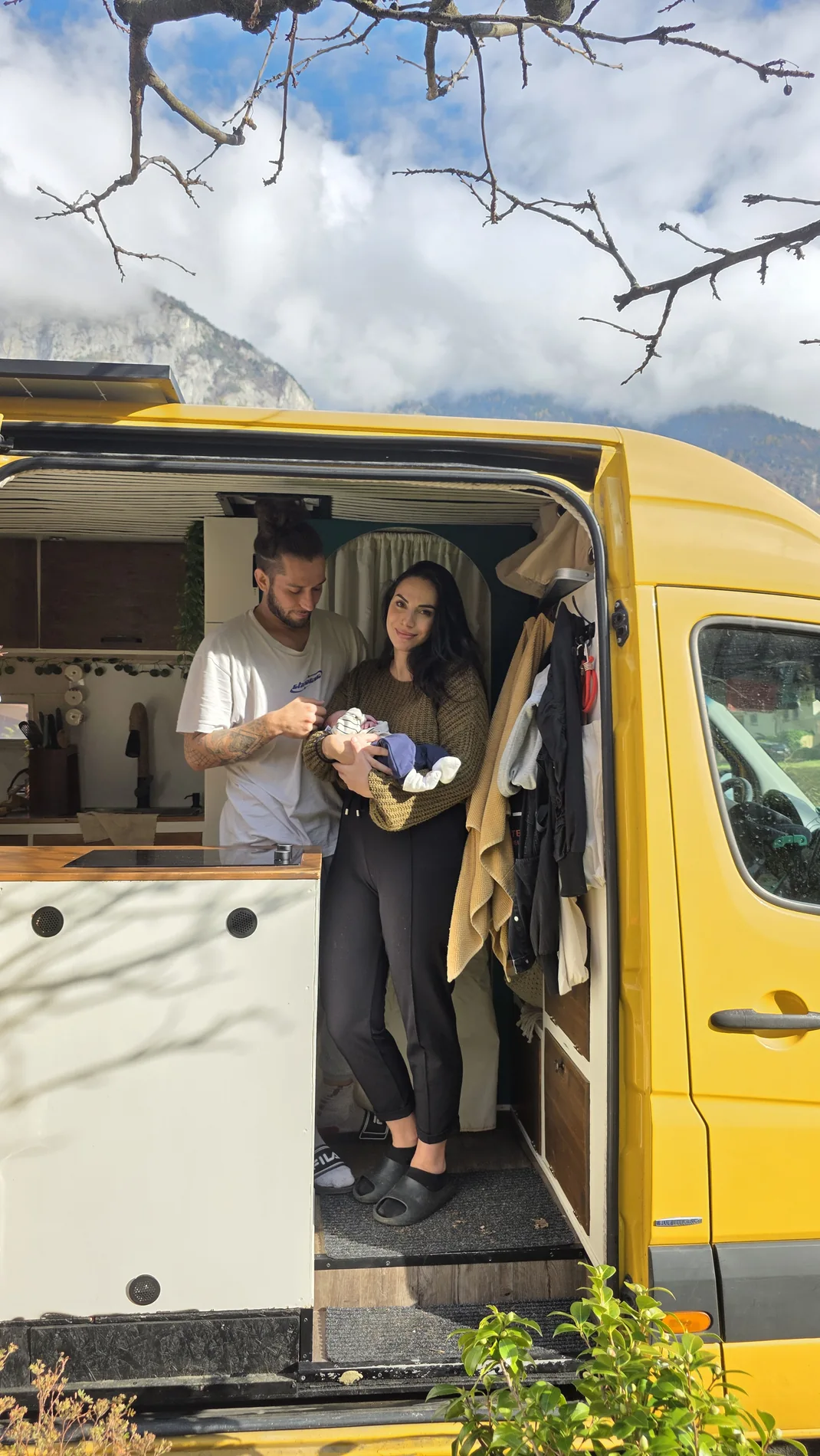 Marie, Gaël et Neo dans l’entrée de leur van jaune