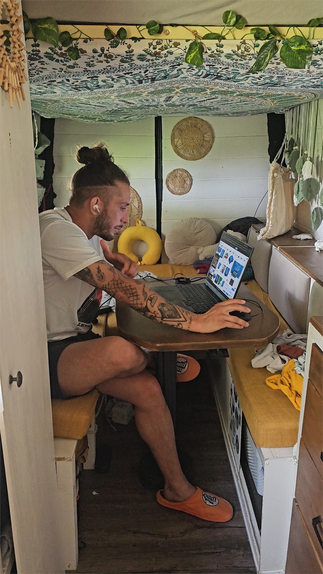 Gaël travaille sur son ordinateur à l’intérieur du van
