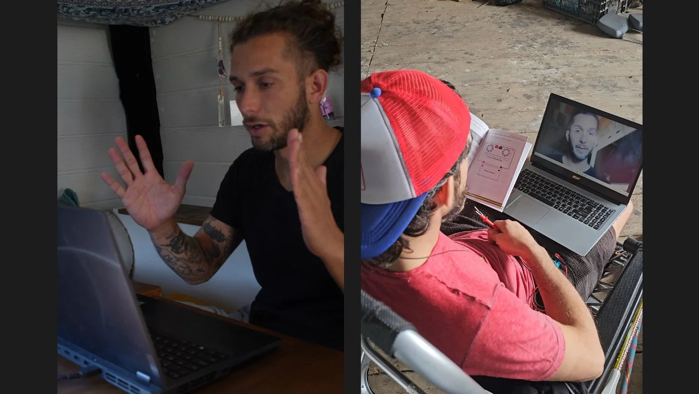 Gaël échange avec un voyageur devant un van