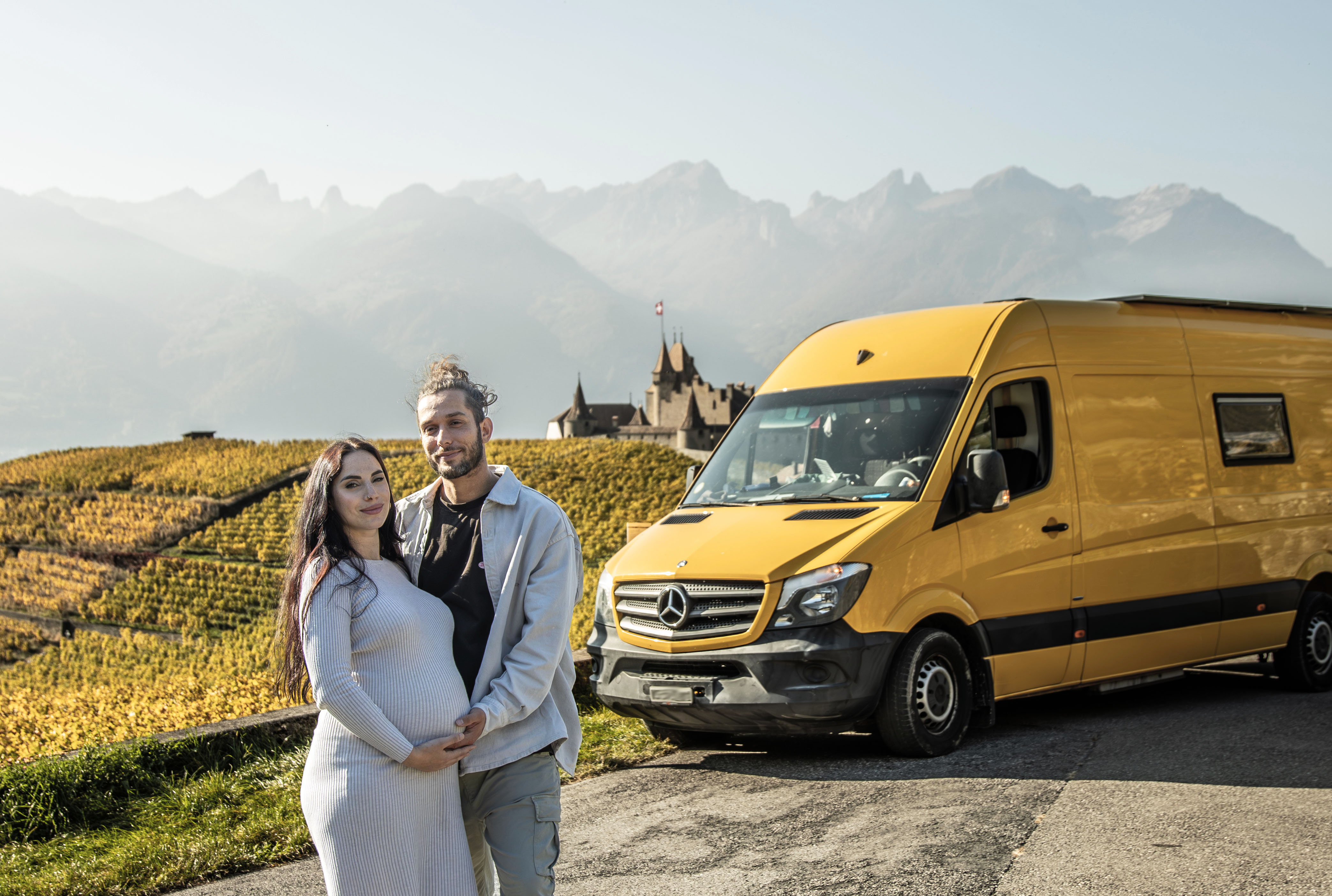 Marie et Gaël devant leur van jaune