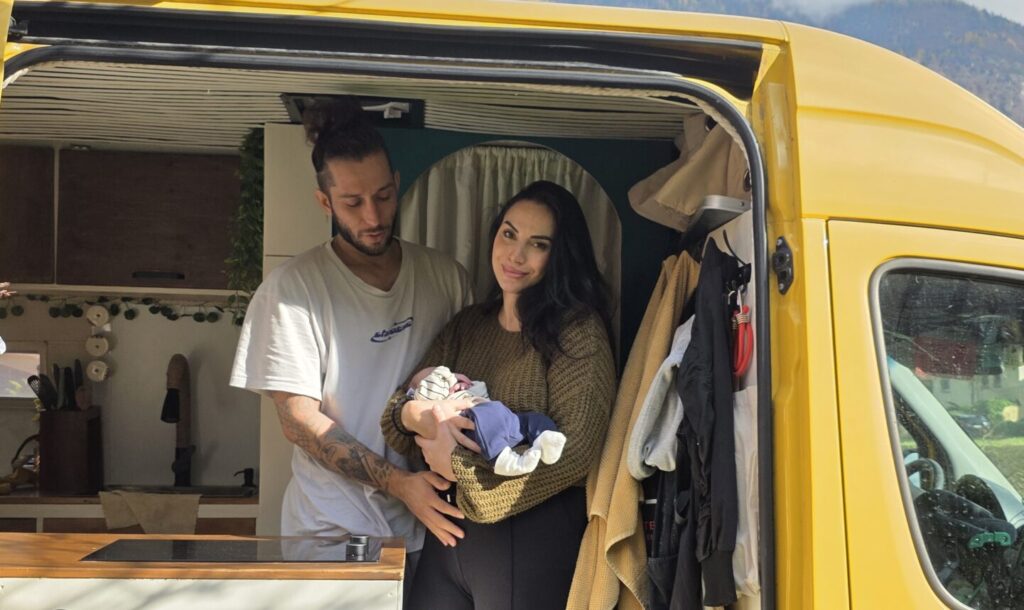 20251118_132239 Mare Gael et Neo dans leur van aménager