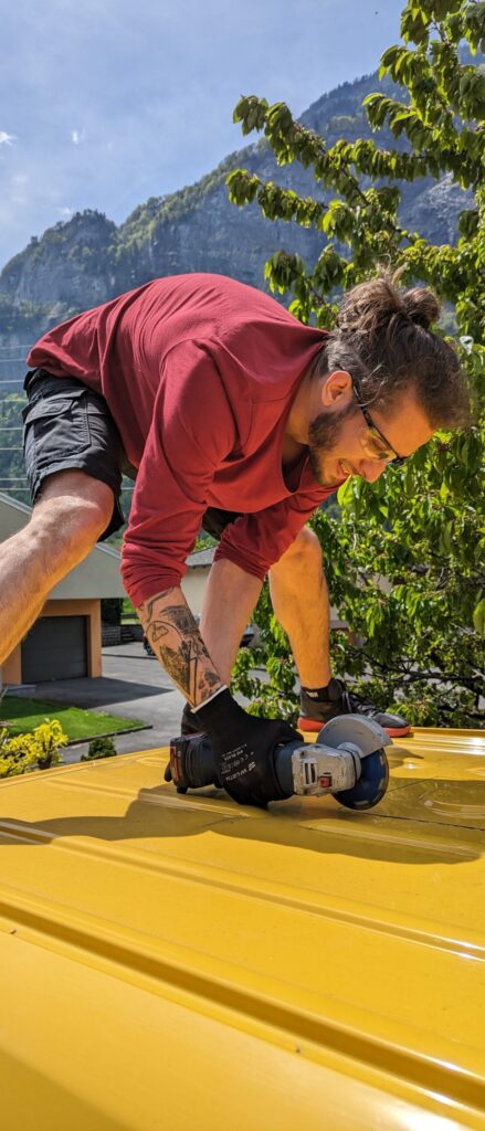 Gael qui découpe le toit de son van