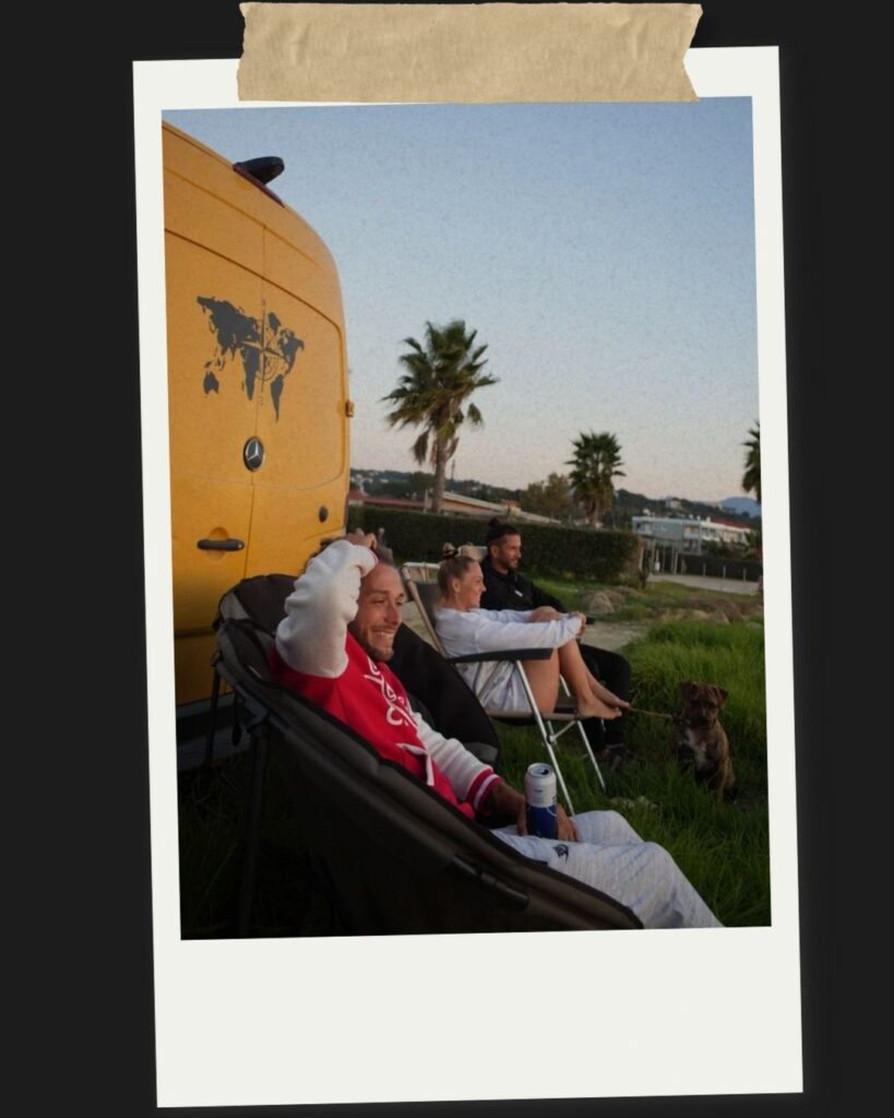 Gael devant son van amémager qui profite du coucher de soleil