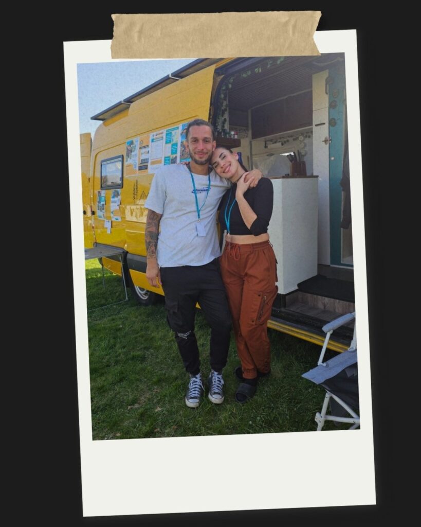 evenementsetpartenariats Gael et marie qui expose leur van à un évenement