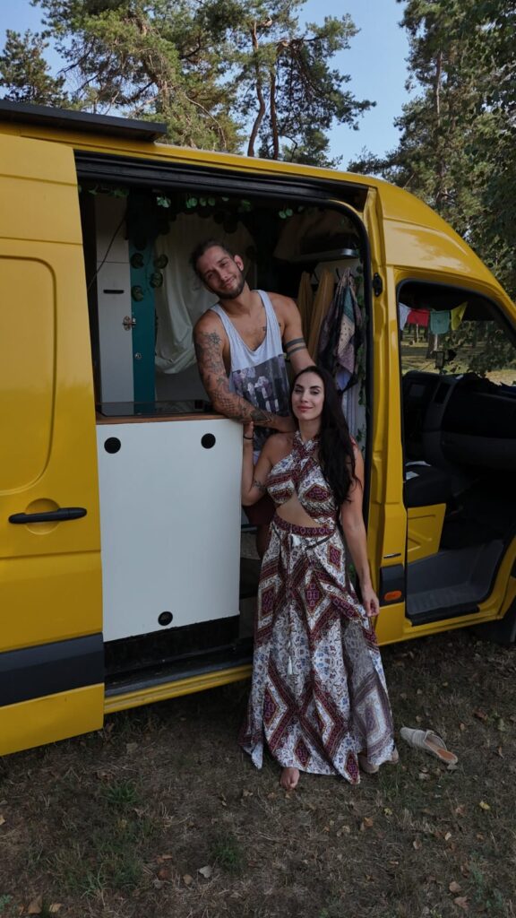 f40567a2-2685-46b2-9014-d3e3549340cb Marie et Gaël devant leur Van aménagé