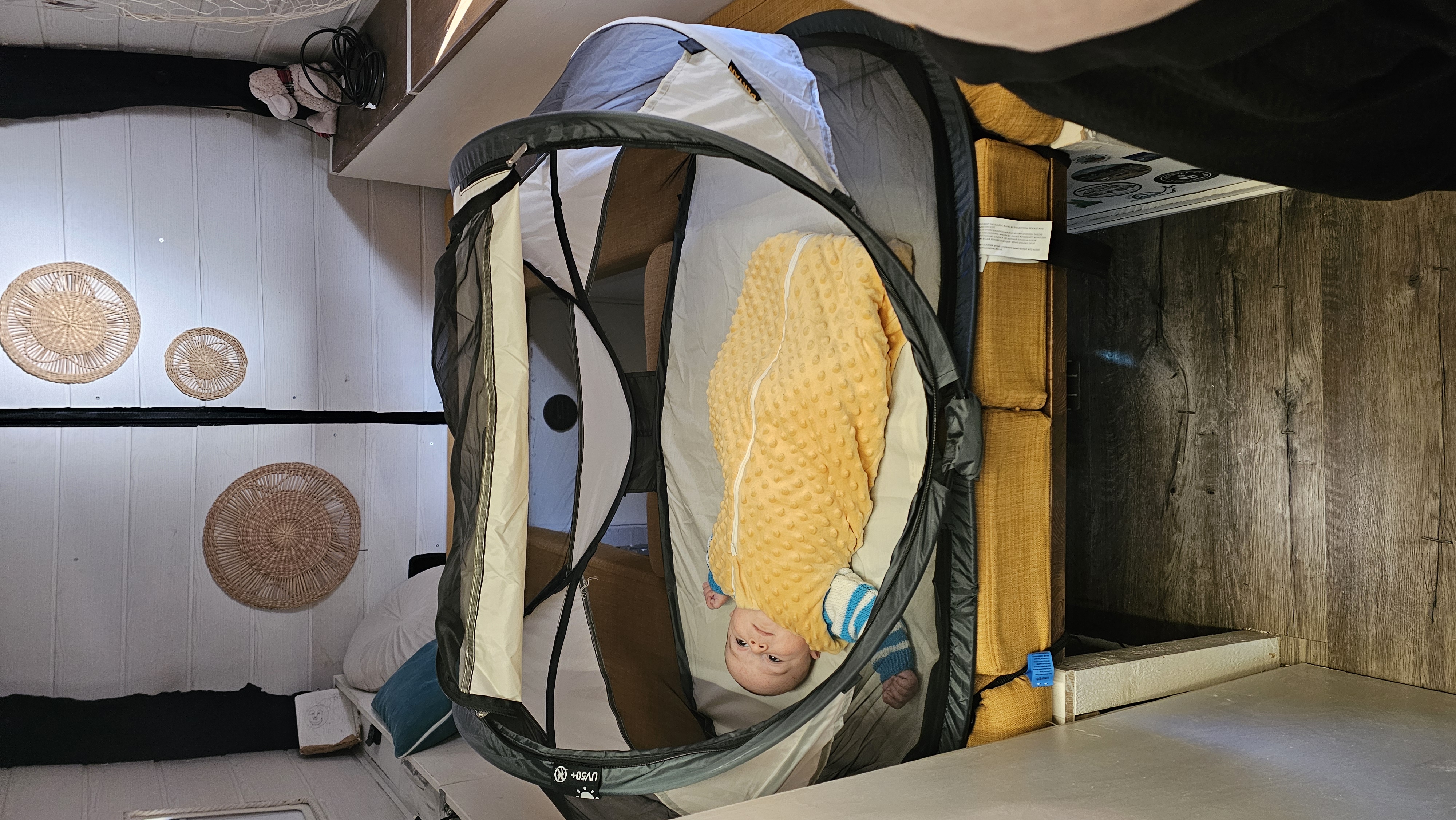 Neo couché dans sa tente Deryan à l’intérieur du van