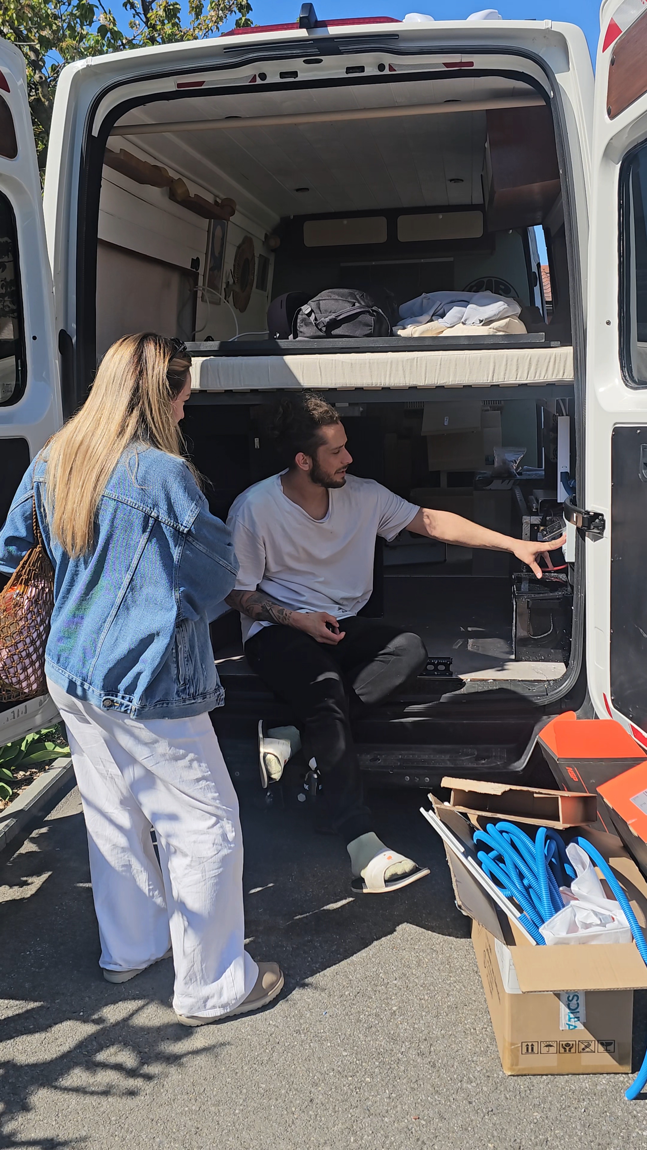 Gaël conseille une cliente sur l’implantation électrique de son van