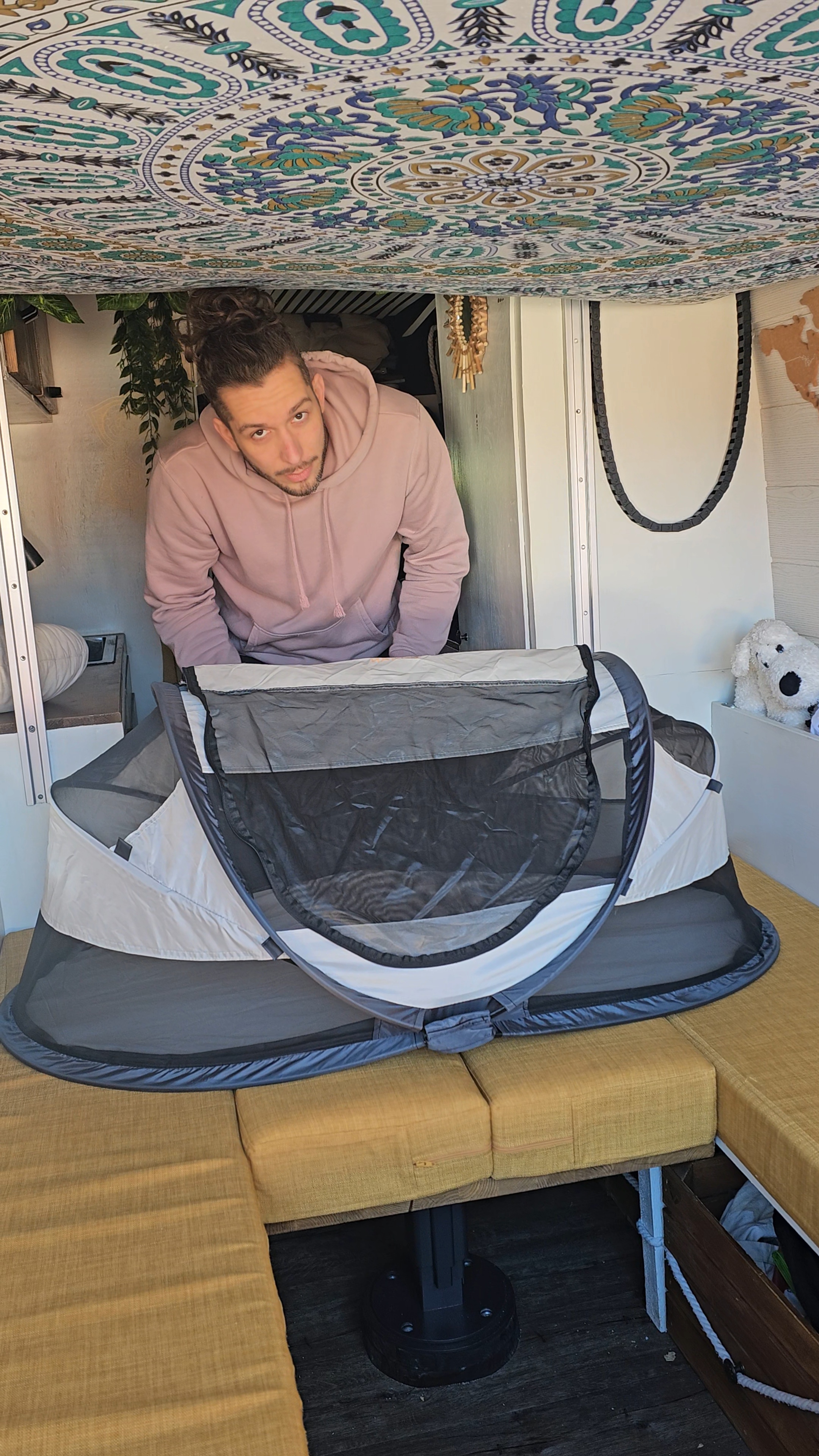 Gaël installe la tente Deryan de Neo sur la banquette du van