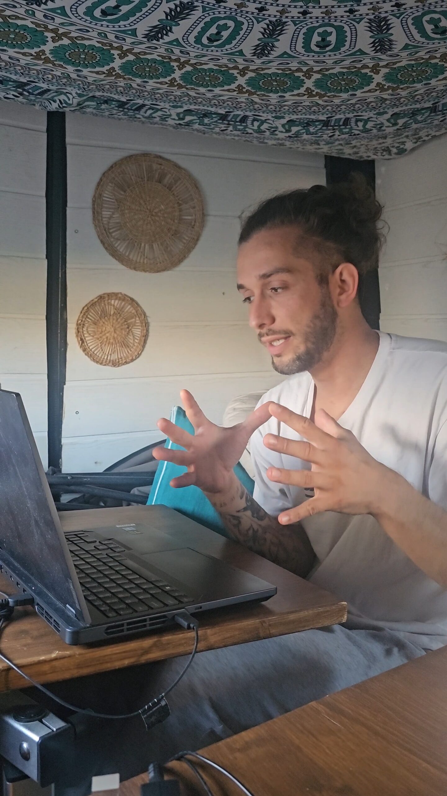 Gaël explique un projet électrique en visioconférence depuis son van