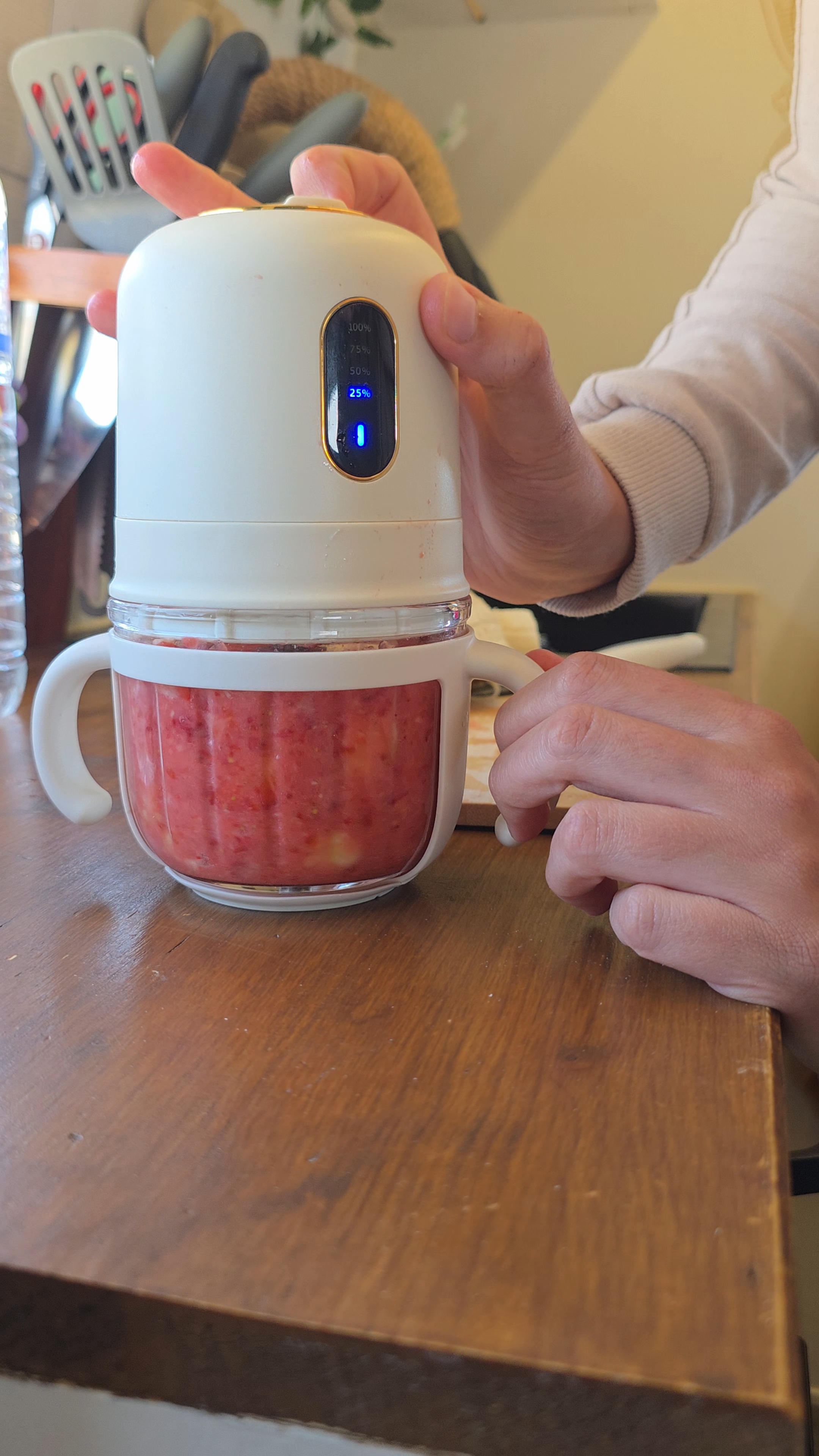 Préparation d’un petit pot maison avec un mixeur portable dans le van